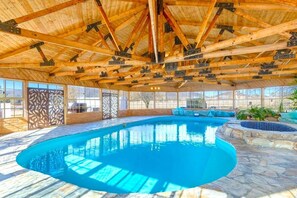 Una piscina cubierta, una piscina climatizada