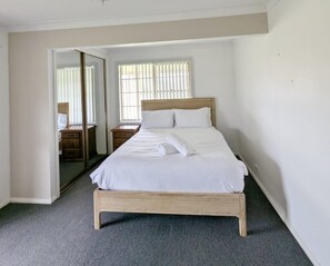 5 dormitorios, tabla de planchar con plancha, cuna de viaje