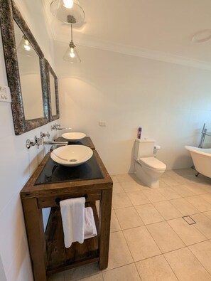 Ducha, secador de pelo, toallas y jabón