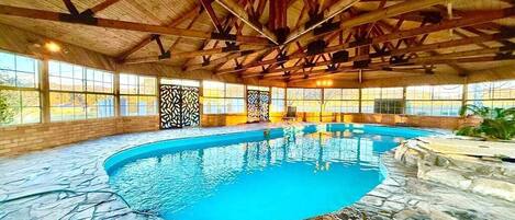 Alberca techada y alberca climatizada