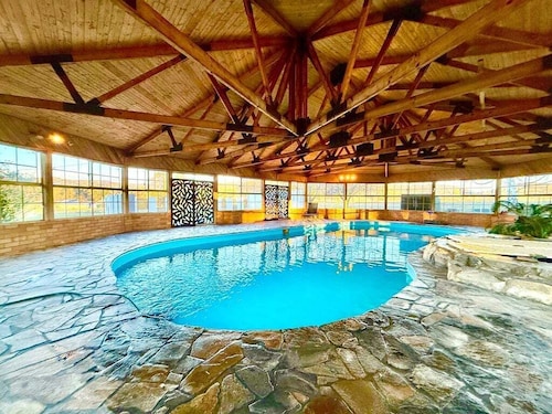 Marrangaroo Meadows | Rural Manor, 5 Bedroom, 3 Bathroom, A/C, Pets, Indoor Pool