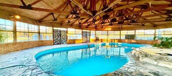 Marrangaroo Meadows | Rural Manor, 5 Bedroom, 3 Bathroom, A/C, Pets, Indoor Pool