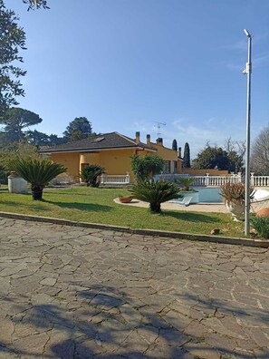 Property grounds - Relaxation at the Gates of Rome, with private pool. (Frascati)