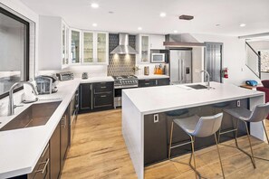 Køleskab, mikrobølgeovn, ovn, kogeplade