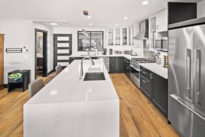 Køleskab, mikrobølgeovn, ovn, kogeplade