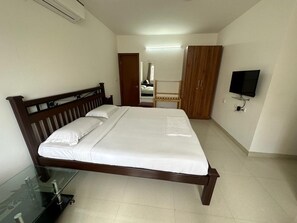 Doppia Deluxe | Una scrivania, postazione laptop, Wi-Fi gratuito, lenzuola