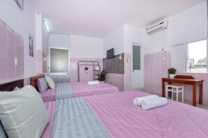 Panoramic Quadruple Room | Premium bedding, desk, laptop workspace, free WiFi - Anh's House Modern Homestay 2 (Ho Chi Minh City)