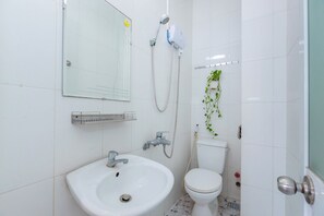 Comfort Quadruple Room | Bathroom | Shower, hydromassage showerhead, free toiletries, hair dryer - Anh's House Modern Homestay 2 (Ho Chi Minh City)