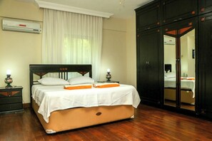 4 bedrooms, iron/ironing board, WiFi, bed sheets