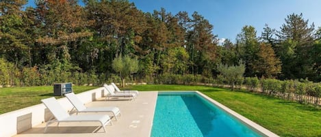 Una piscina al aire libre, una piscina climatizada