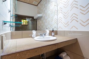 Sèche-cheveux, serviettes fournies, shampoing, papier toilette