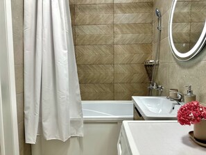 Secadora de cabello, toallas, jabón, papel de baño 