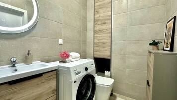 Hårføner, håndklær, såpe og toalettpapir