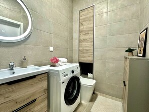 Haartrockner, Handtücher, Seife, Toilettenpapier