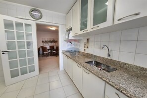 Fridge, microwave, oven, stovetop - Swimming pool 3 bedrooms 1 suite 2 parking spaces Air conditioning Balcony Sea view (Loteamento Joao Batista Juliao Guarujá)