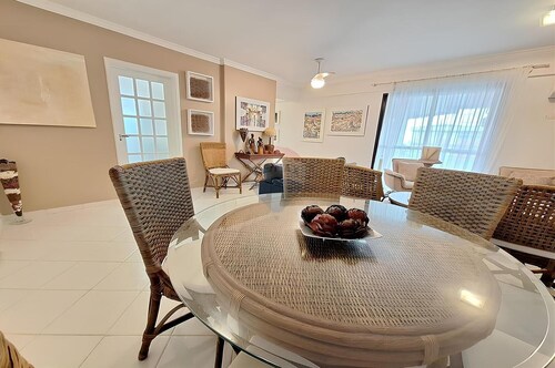 Swimming pool 3 bedrooms 1 suite 2 parking spaces Air conditioning Balcony Sea view