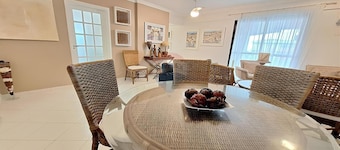 Swimming pool 3 bedrooms 1 suite 2 parking spaces Air conditioning Balcony Sea view