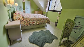 2 bedrooms, desk, travel cot, free WiFi