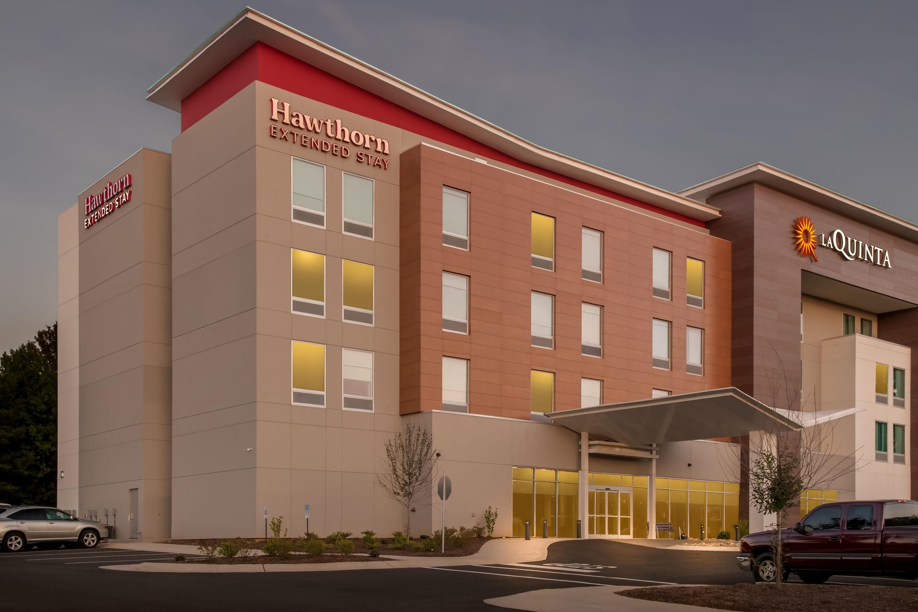 Et hotel i flere etager med en flad facade, der viser mærkerne Hawthorn Extended Stay og La Quinta.