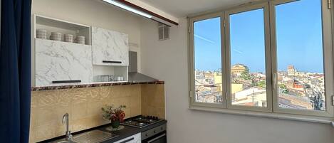 冷蔵庫、電子レンジ、オーブン、コンロ