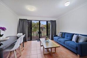 Living area - Charming villa located in heart of the Coral Cove Golf Resort (Bargara)