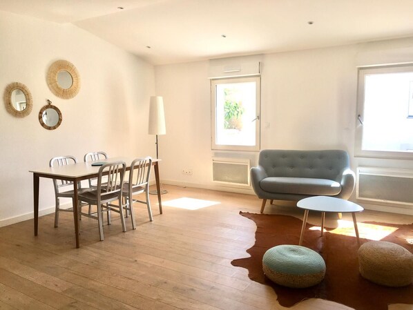 Living area - Rent apartment Bordeaux Centre Fondaudège -2 bedrooms, 58m² ( 83 m2 total) (Bordeaux)