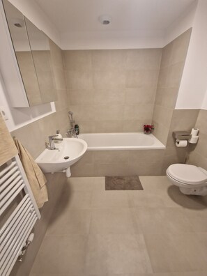 Toalhas de banho, sabonete, papel higiênico