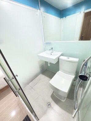 Kostenlose Toilettenartikel, Haartrockner, Hausschuhe, Handtücher