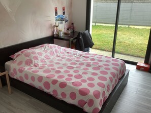 4 室のベッドルーム、アイロン / アイロン台、WiFi、ベッドシーツ