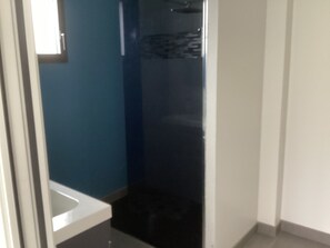Shower, towels, toilet paper - House for events circuit des 24h du Mans (Moncé-en-Belin)