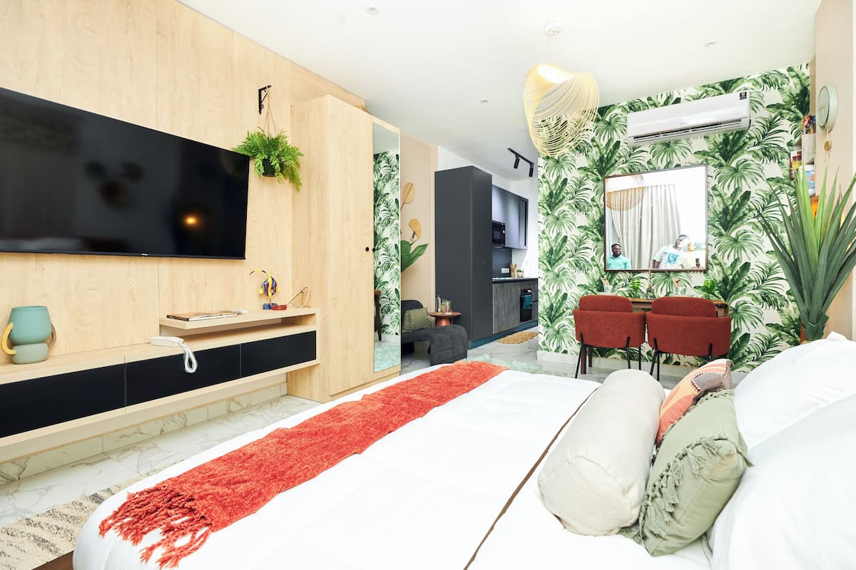 Studio, City View | 1 bedroom, in-room safe, desk, soundproofing