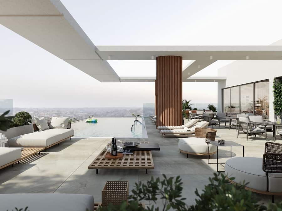 Una piscina al aire libre