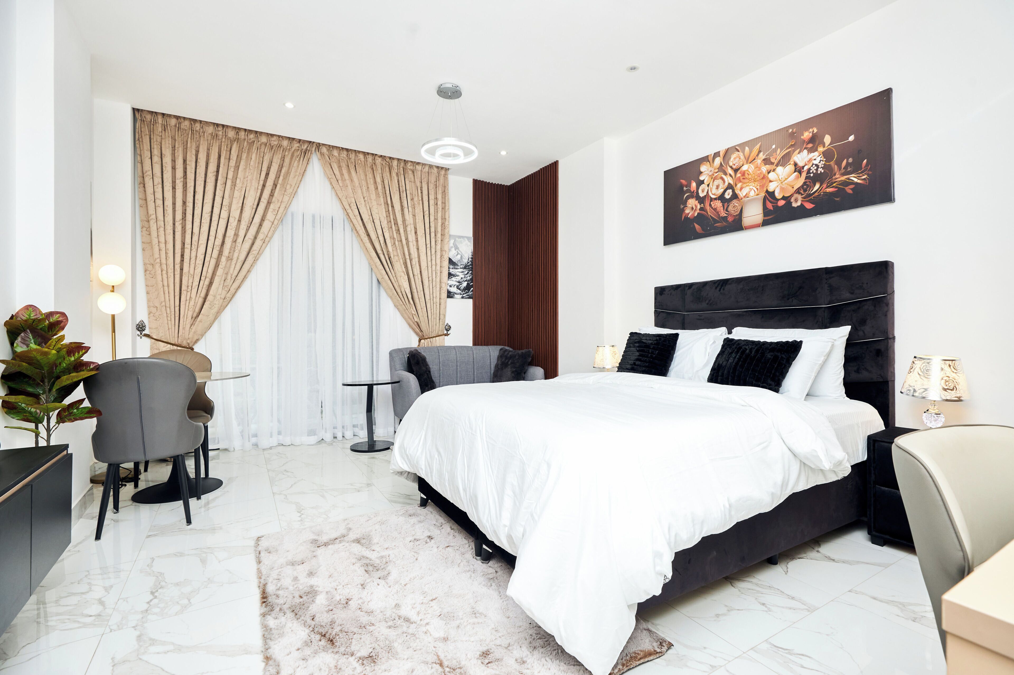 Studio, byutsikt | Safe på rommet, skrivebord, lydisolert og wi-fi (inkludert)