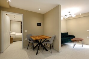 Apartament Comfort, aire condicionat, vistes al jardí | 1 dormitori, roba de llit d'alta qualitat i cobrellits