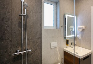 Departamento clásico, para no fumadores, en el área del jardín | Baño | Regadera, regadera tipo lluvia, amenidades de baño gratuitas 
