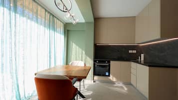 Luxury Apartment | Private kitchen | Oven, stovetop, electric kettle, cookware/dishes/utensils