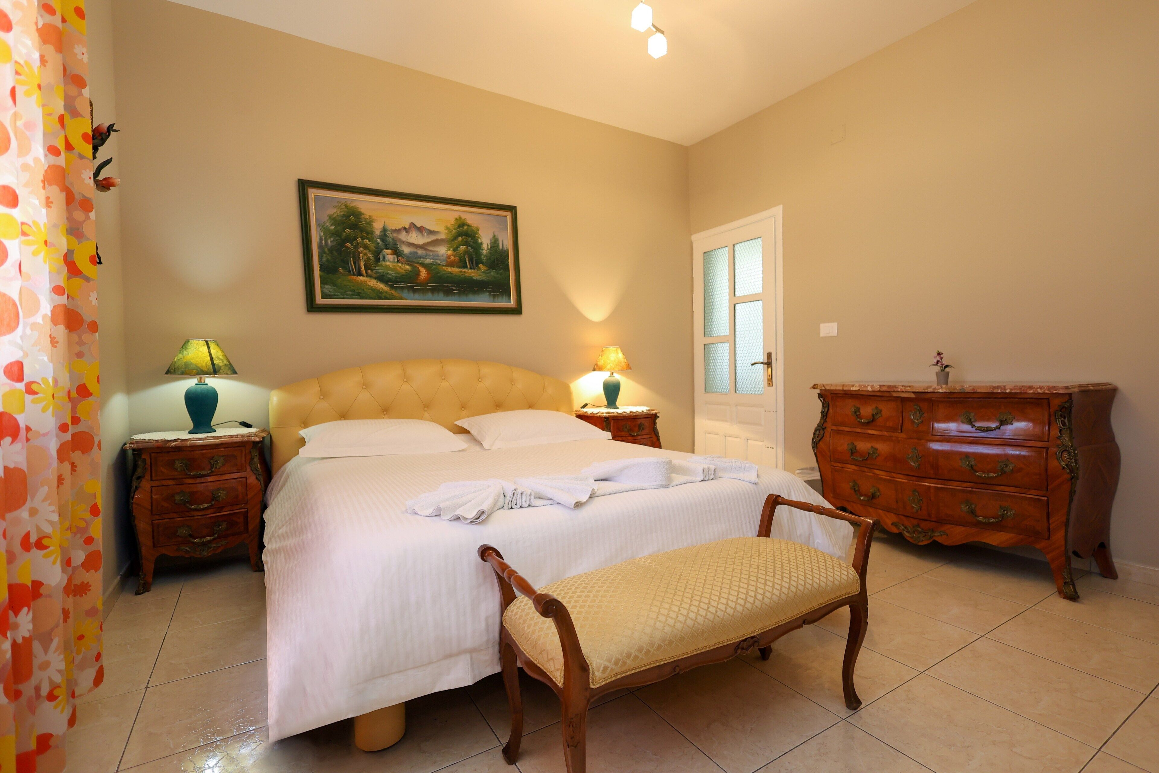 1 sovrum, sängtillbehör av högsta kvalitet och duntäcken