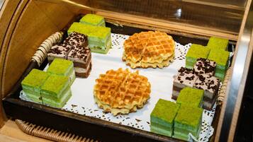 Daily buffet breakfast (CNY 69 per person)