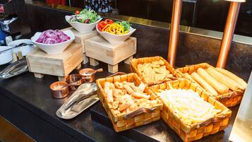 Daily buffet breakfast (CNY 69 per person)