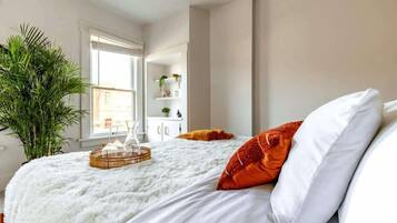 4 soveværelser, pengeskab på værelset, skrivebord, strygejern/strygebræt