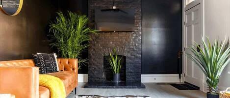 Televisor intel·ligent, llibres, videoteca i oficines