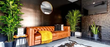 Téléviseur connecté, livres, sélection de films, bureau