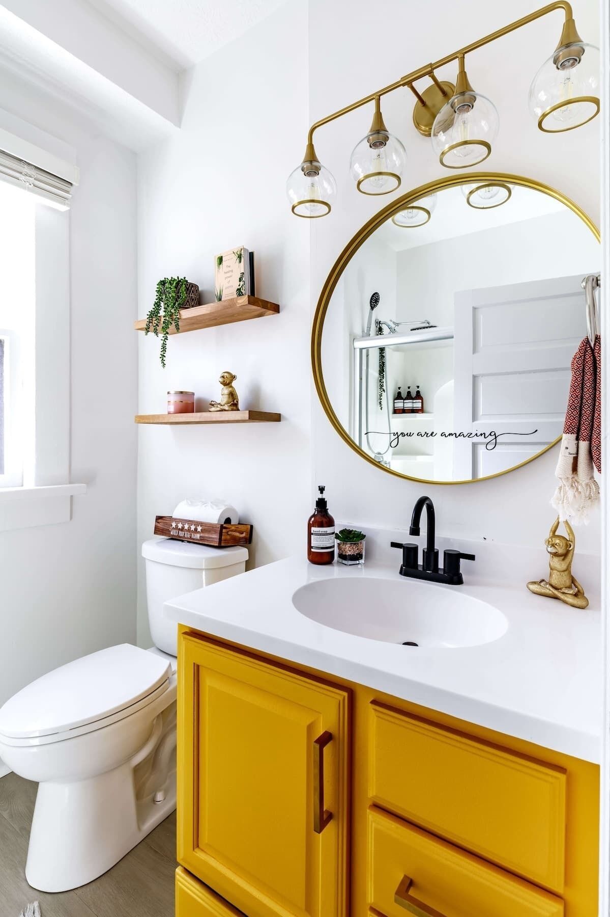 Douche, articles de toilette écologiques, sèche-cheveux