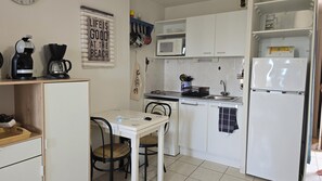 Micro-ondes, four, plaque de cuisson