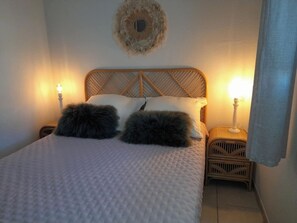 1 chambre, fer et planche à repasser