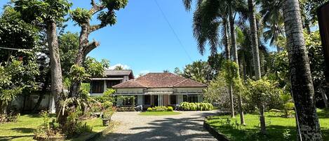 Vista frontal de la propiedad