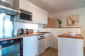 Refrigerador, microondas, horno y lavavajillas 