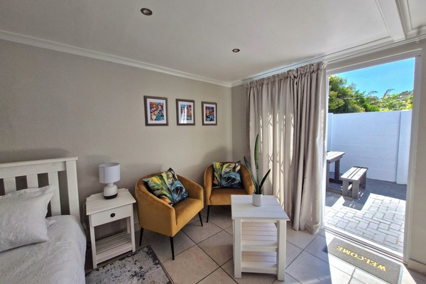 Studio, 1 Bedroom, Smoking, Patio | Living room