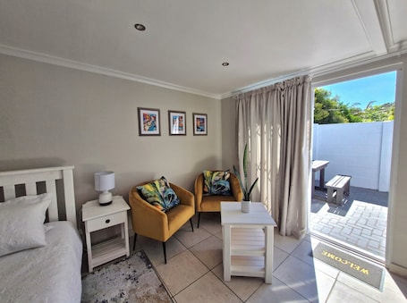 Studio, 1 Bedroom, Smoking, Patio | Living room
