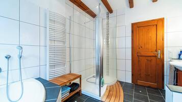 House, 3 Bedrooms, Patio, Garden View | Bathroom
